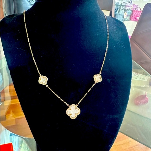 Rachel Zoe 18k Gold 3 Clover Necklace

NWT. Comes in gift box 
Pearl - Picture 1 of 1